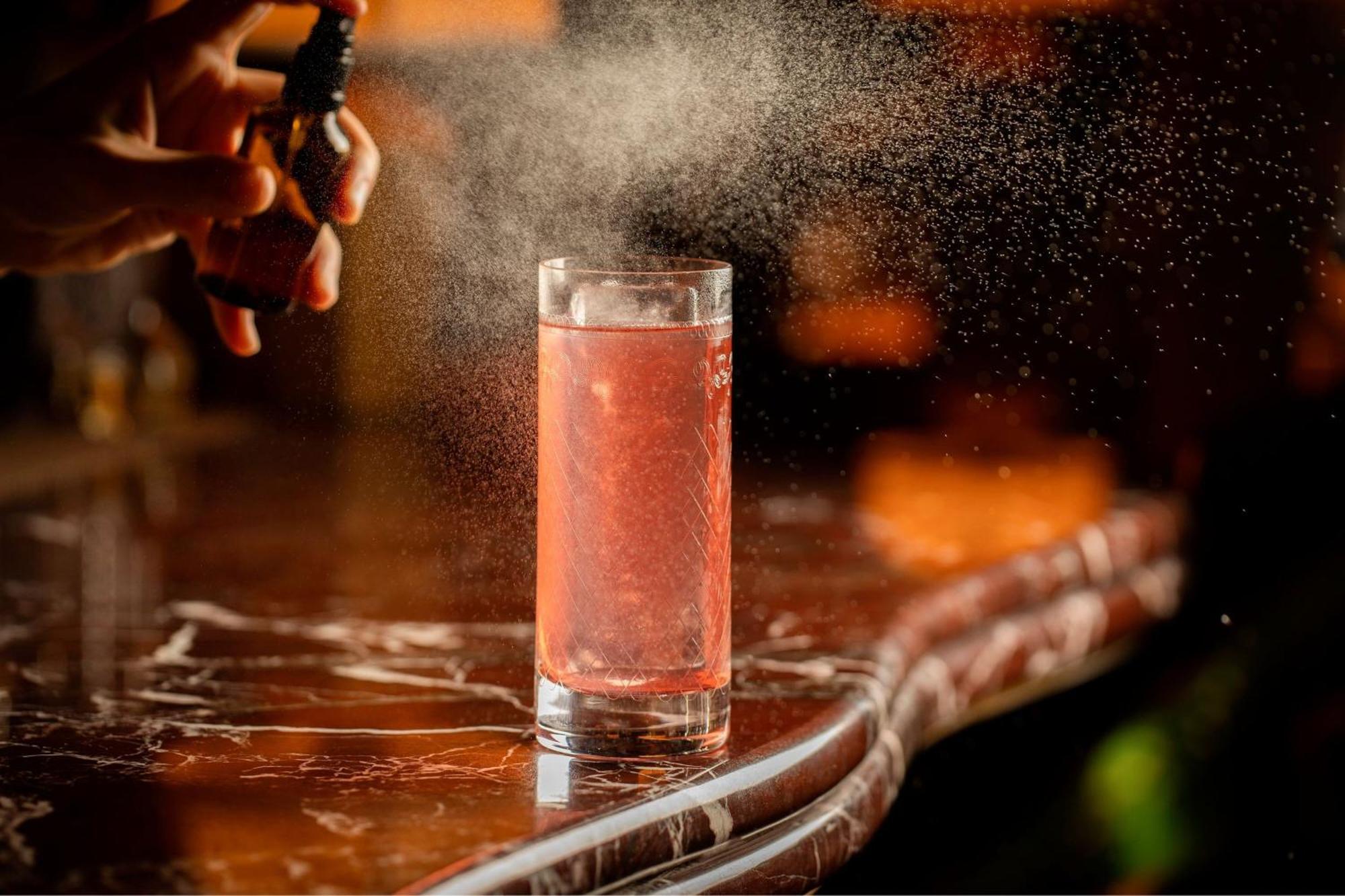 St. Pancras Renaissance Hotel London Ngoại thất bức ảnh A Pink Lady being finished with a spray of pink champagne