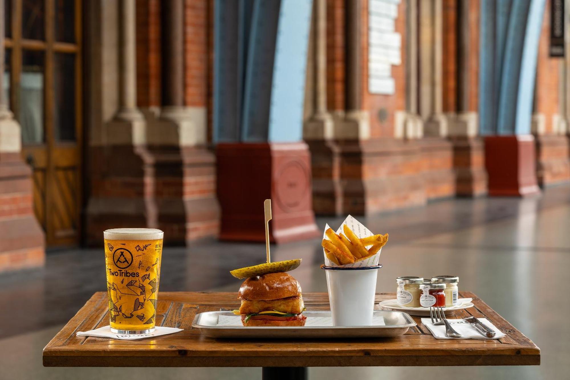St. Pancras Renaissance Hotel London Ngoại thất bức ảnh A burger and chips at the National Portrait Gallery, London