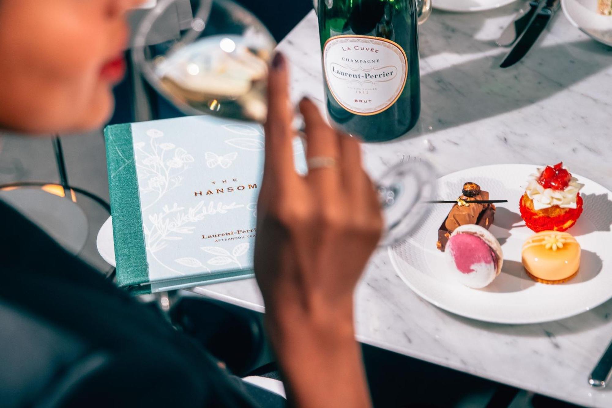 St. Pancras Renaissance Hotel London Ngoại thất bức ảnh Afternoon tea at the Ritz