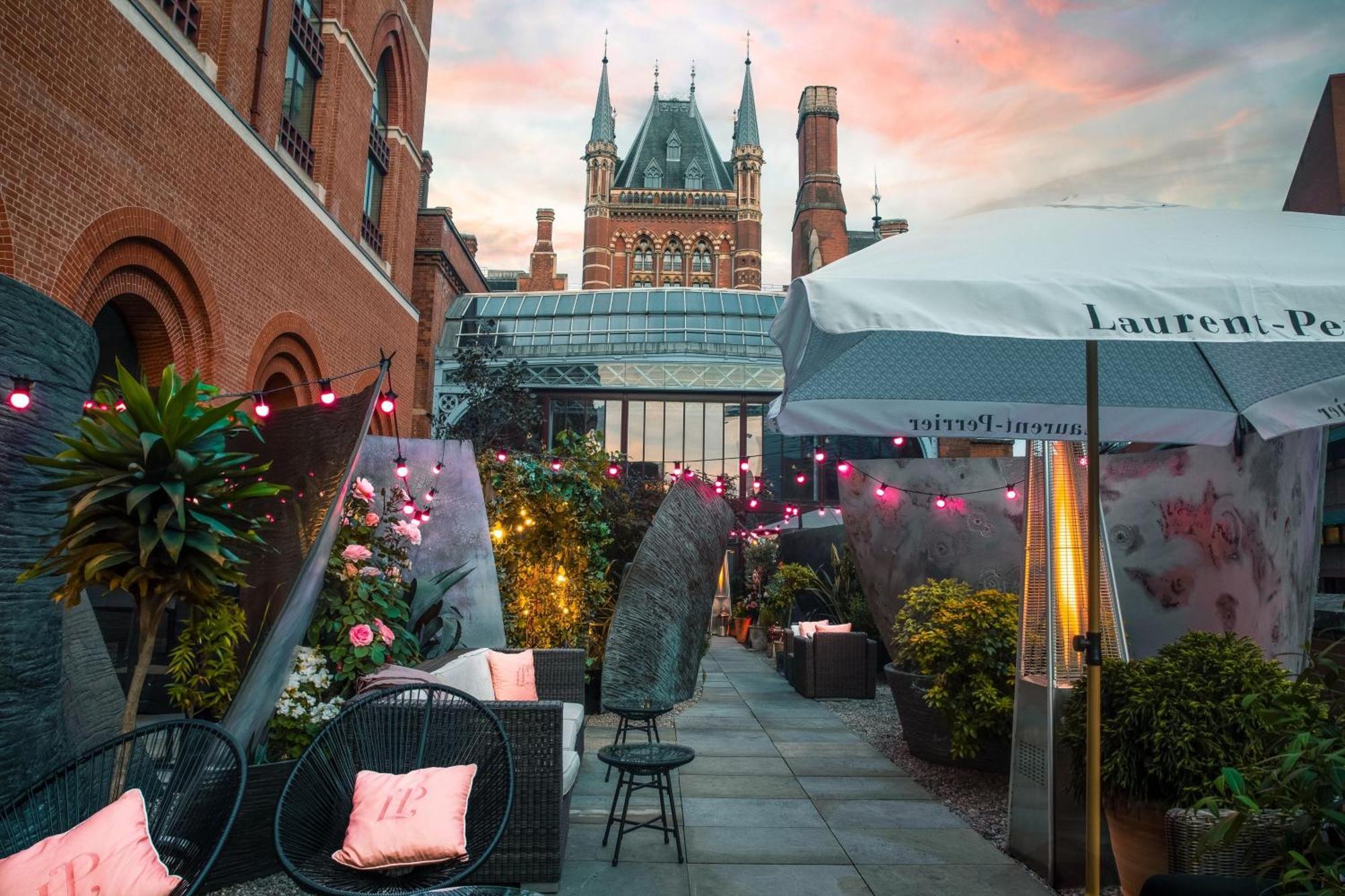 St. Pancras Renaissance Hotel London Ngoại thất bức ảnh The rooftop terrace at the London Edition
