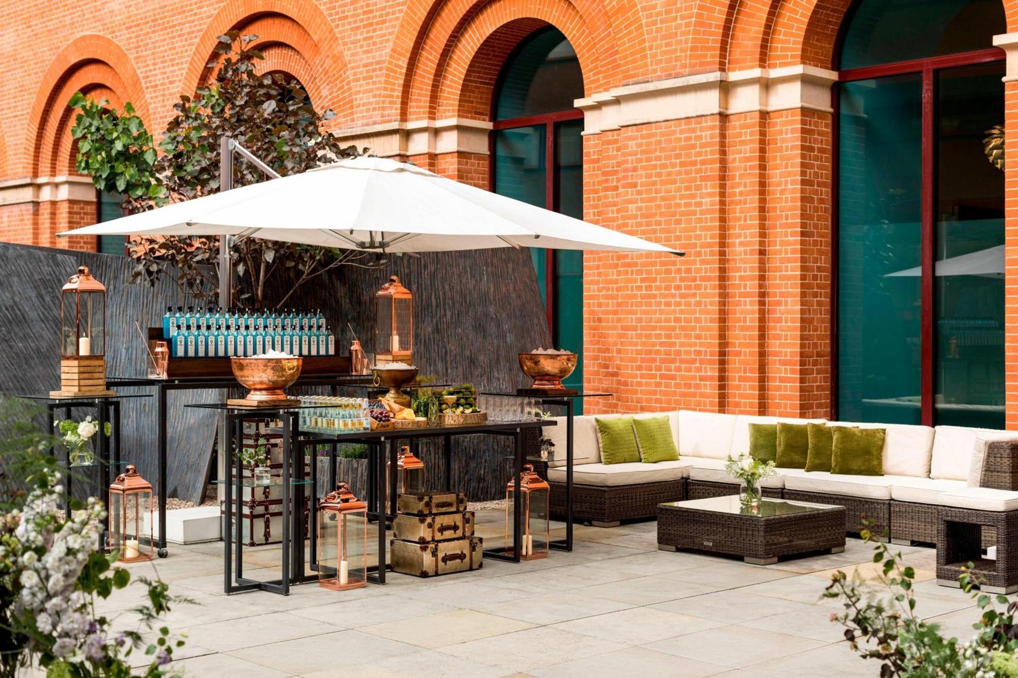 St. Pancras Renaissance Hotel London Ngoại thất bức ảnh The courtyard at The Ivy