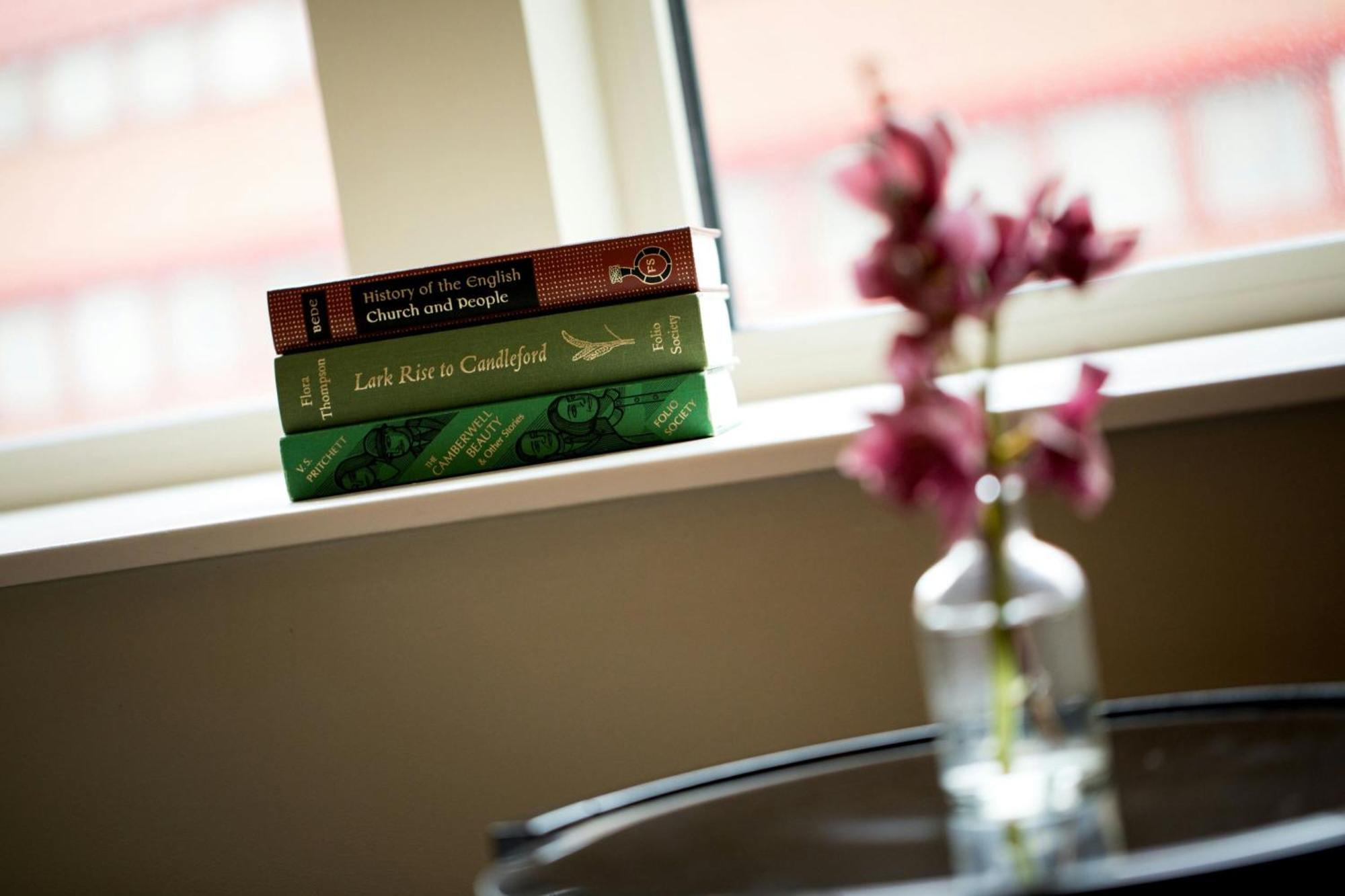St. Pancras Renaissance Hotel London Ngoại thất bức ảnh Books on the windowsill