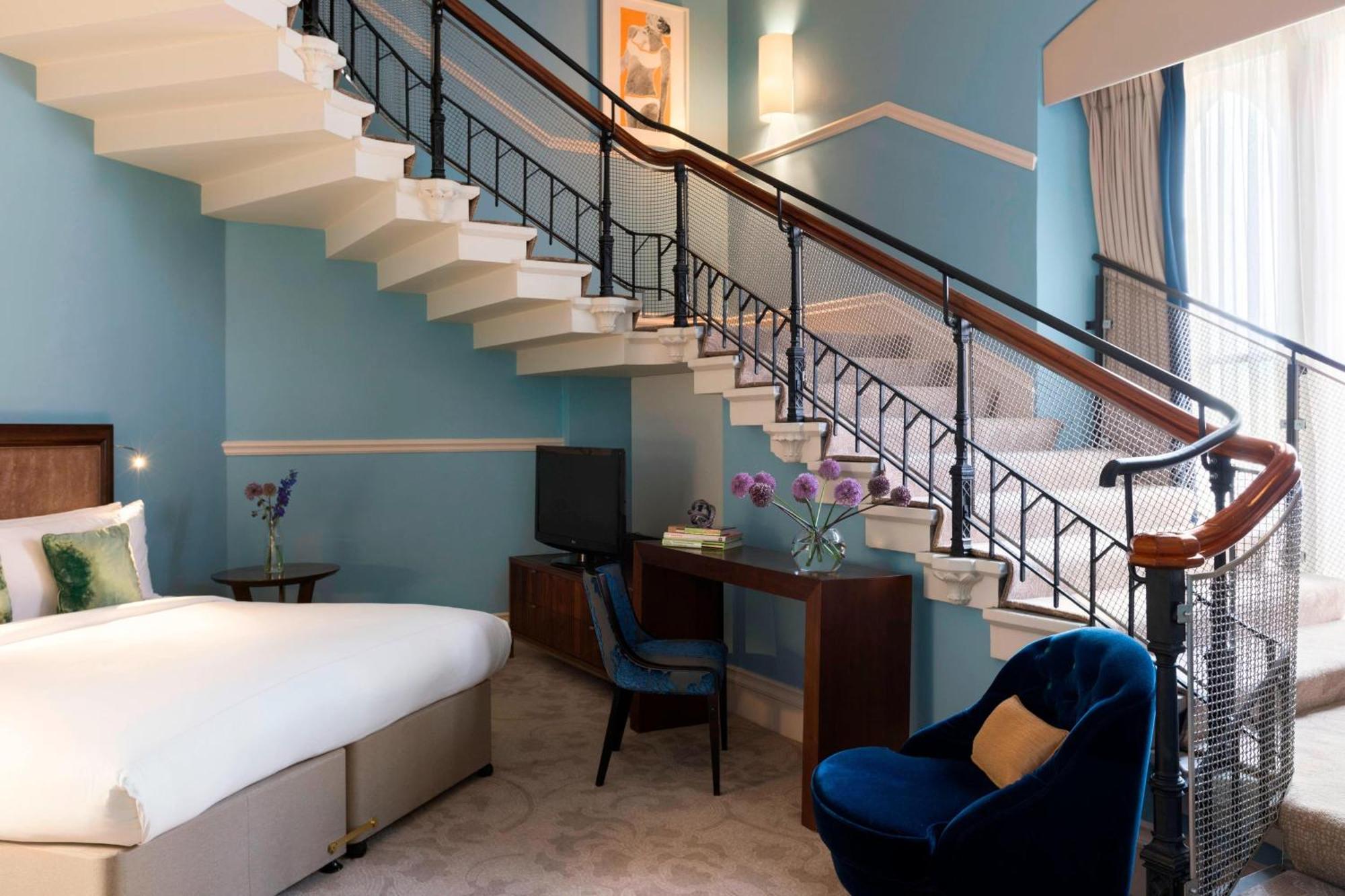 St. Pancras Renaissance Hotel London Ngoại thất bức ảnh A suite at the hotel