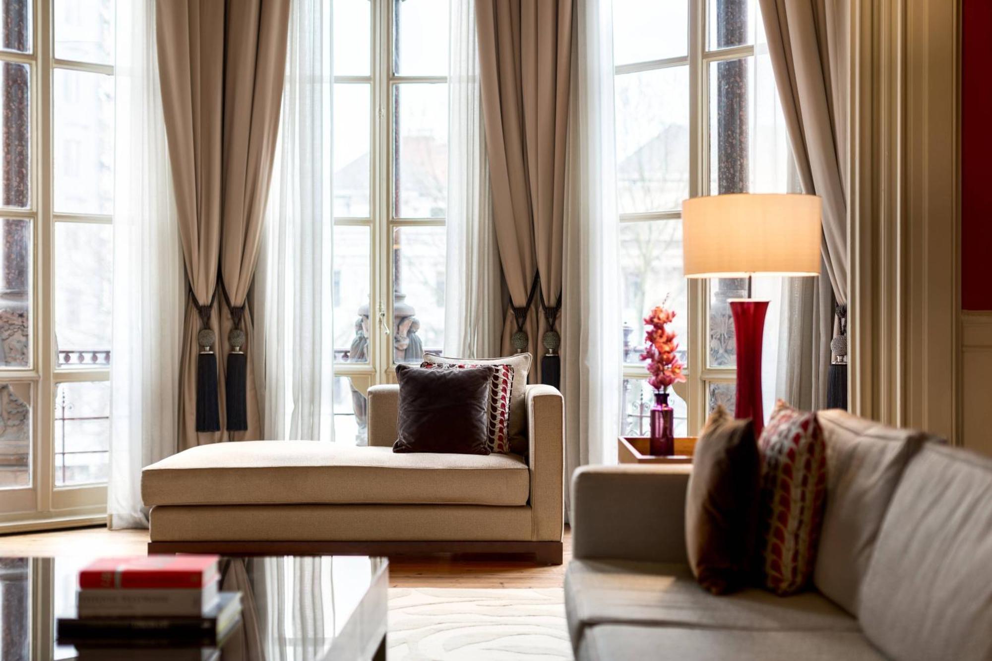 St. Pancras Renaissance Hotel London Ngoại thất bức ảnh A living room with a chaise longue